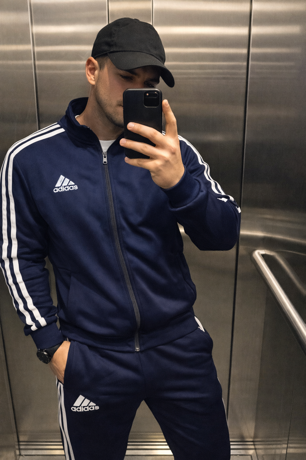 Conjunto azul marino en mesa - rese&ntilde;a